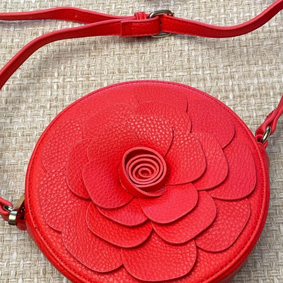 Handbags - 🎉HP🎉 NWOT Charming Charlie Adorable Round Flower Handbag